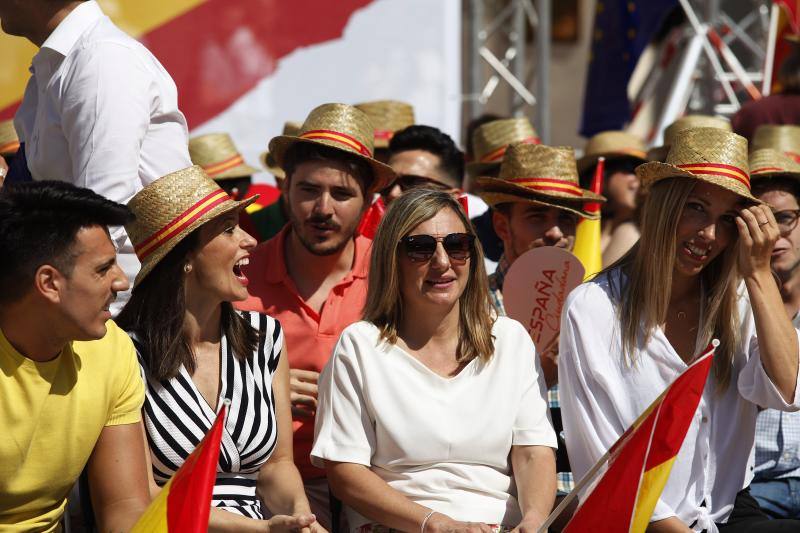 Rivera exhibe «patriotismo» en Málaga para contrarrestar el golpe de efecto de Sánchez