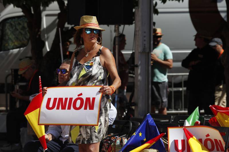 Rivera exhibe «patriotismo» en Málaga para contrarrestar el golpe de efecto de Sánchez