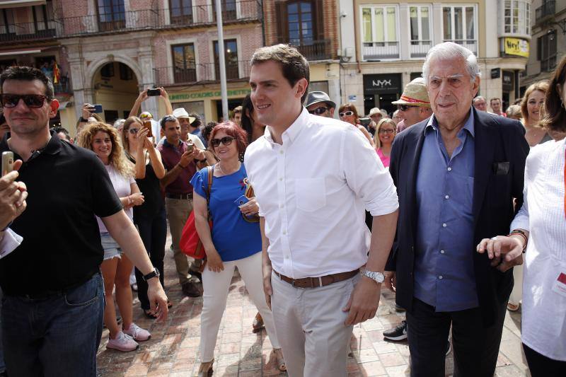 Rivera exhibe «patriotismo» en Málaga para contrarrestar el golpe de efecto de Sánchez