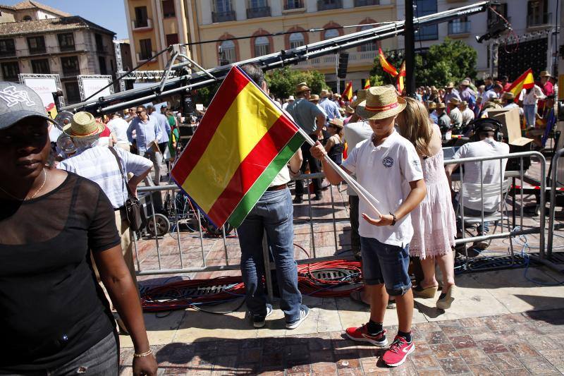 Rivera exhibe «patriotismo» en Málaga para contrarrestar el golpe de efecto de Sánchez