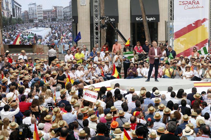 Rivera exhibe «patriotismo» en Málaga para contrarrestar el golpe de efecto de Sánchez