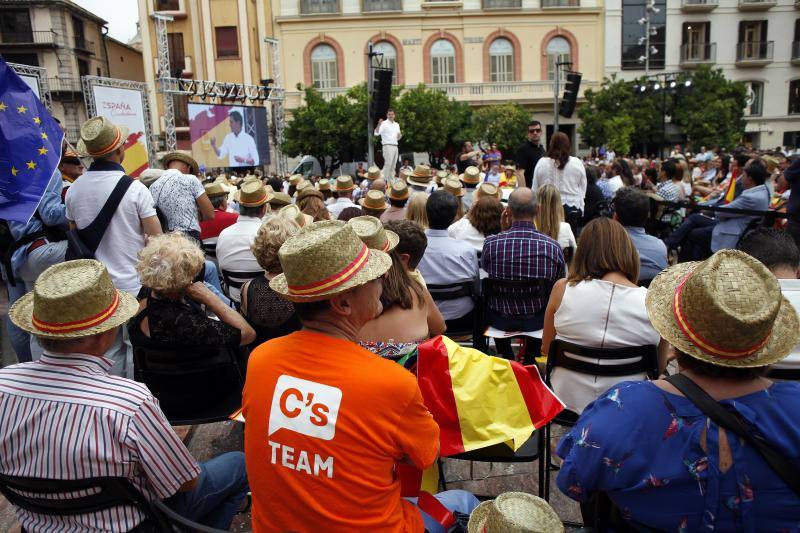 Rivera exhibe «patriotismo» en Málaga para contrarrestar el golpe de efecto de Sánchez