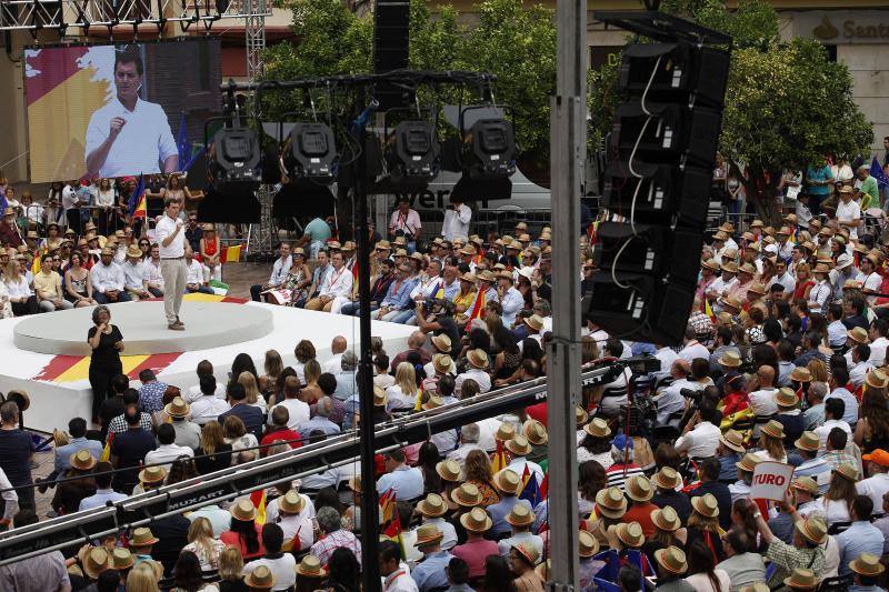 Rivera exhibe «patriotismo» en Málaga para contrarrestar el golpe de efecto de Sánchez