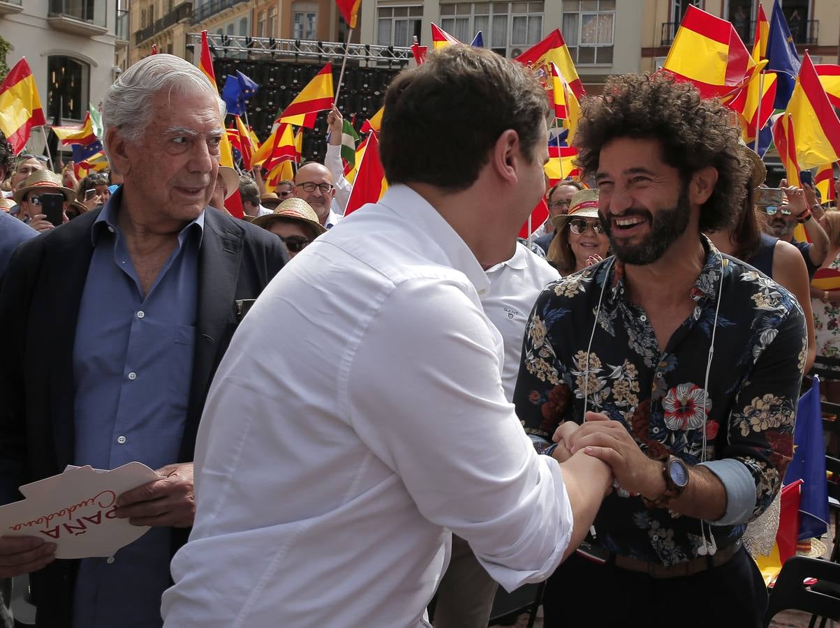 Rivera exhibe «patriotismo» en Málaga para contrarrestar el golpe de efecto de Sánchez