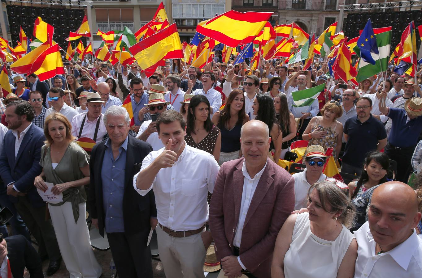 Rivera exhibe «patriotismo» en Málaga para contrarrestar el golpe de efecto de Sánchez