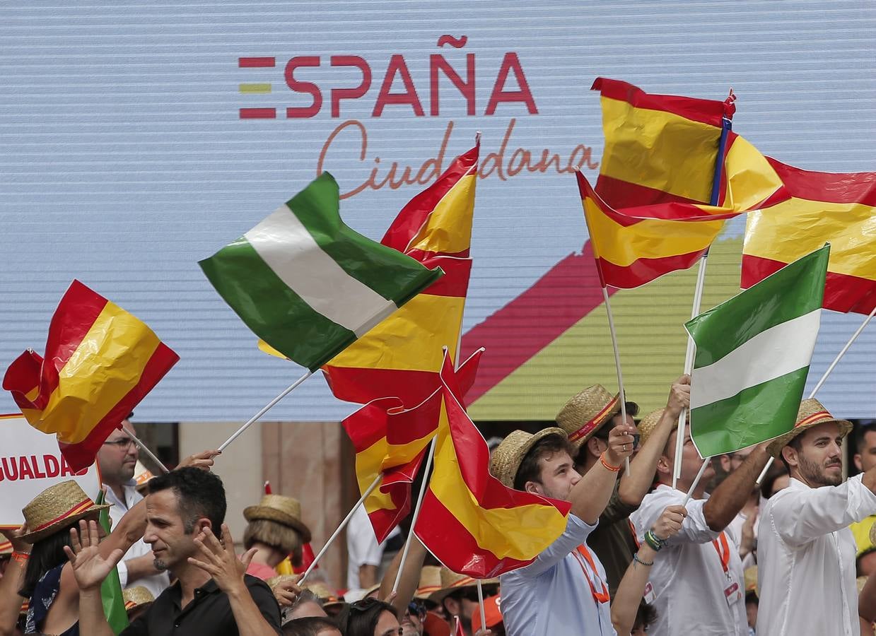 Rivera exhibe «patriotismo» en Málaga para contrarrestar el golpe de efecto de Sánchez