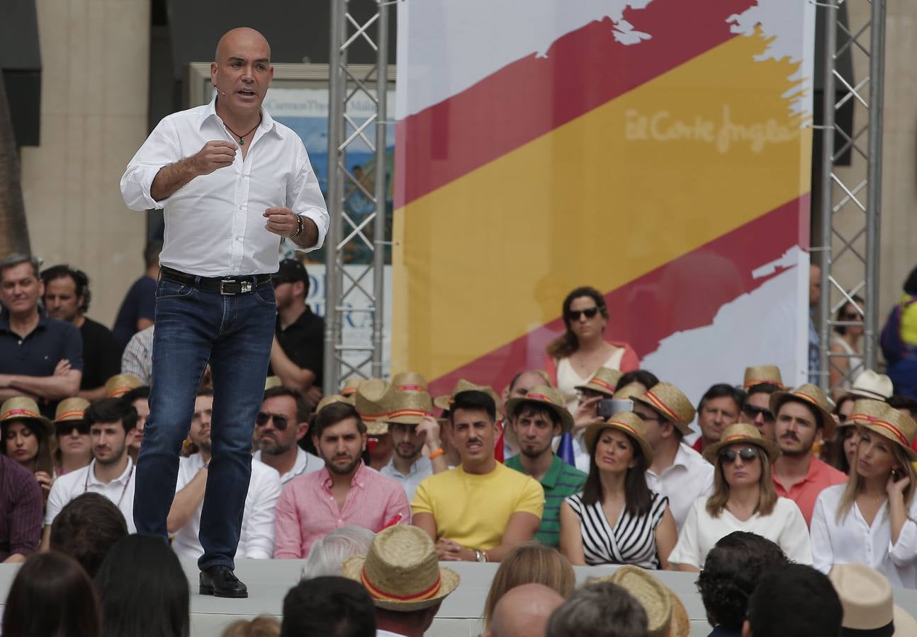 Rivera exhibe «patriotismo» en Málaga para contrarrestar el golpe de efecto de Sánchez