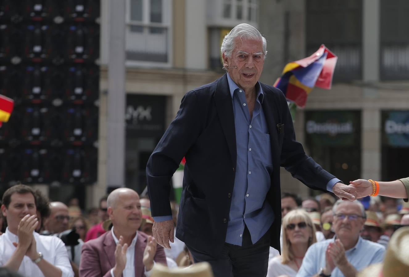 Rivera exhibe «patriotismo» en Málaga para contrarrestar el golpe de efecto de Sánchez