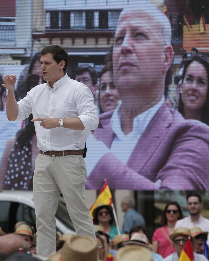 Rivera exhibe «patriotismo» en Málaga para contrarrestar el golpe de efecto de Sánchez