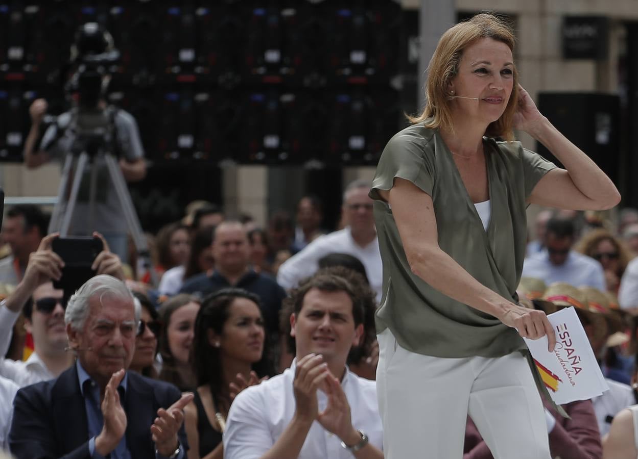 Rivera exhibe «patriotismo» en Málaga para contrarrestar el golpe de efecto de Sánchez