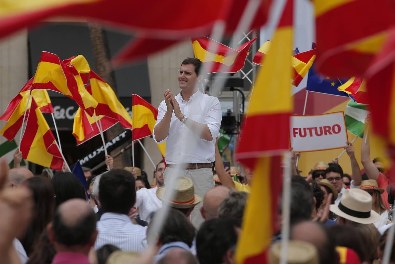 Rivera exhibe «patriotismo» en Málaga para contrarrestar el golpe de efecto de Sánchez