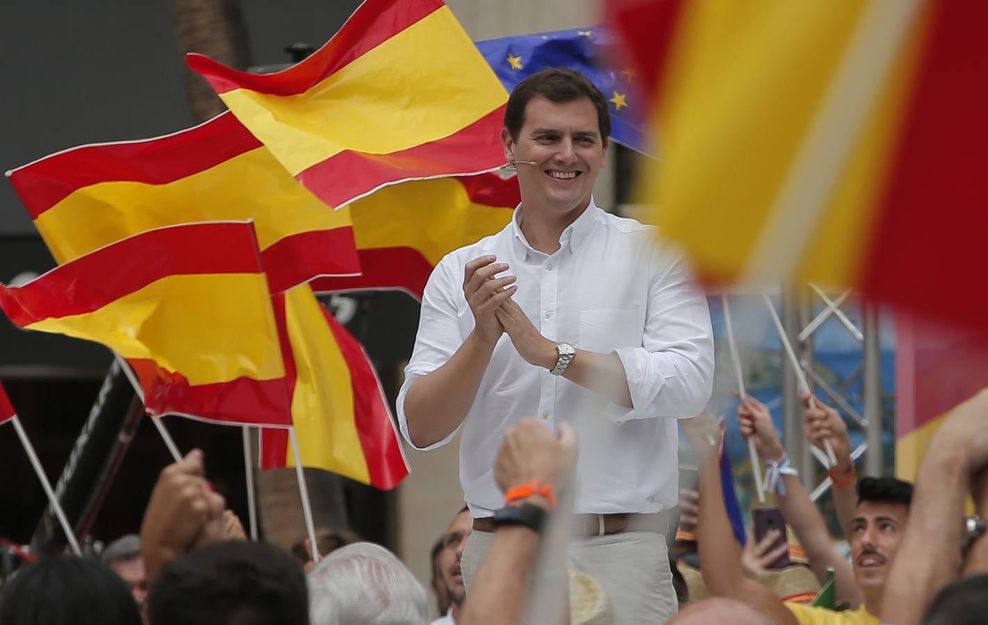 Rivera exhibe «patriotismo» en Málaga para contrarrestar el golpe de efecto de Sánchez