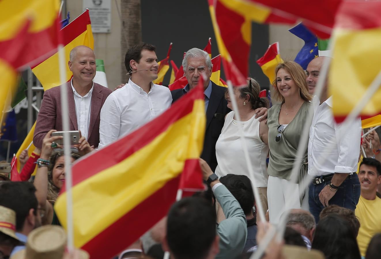 Rivera exhibe «patriotismo» en Málaga para contrarrestar el golpe de efecto de Sánchez