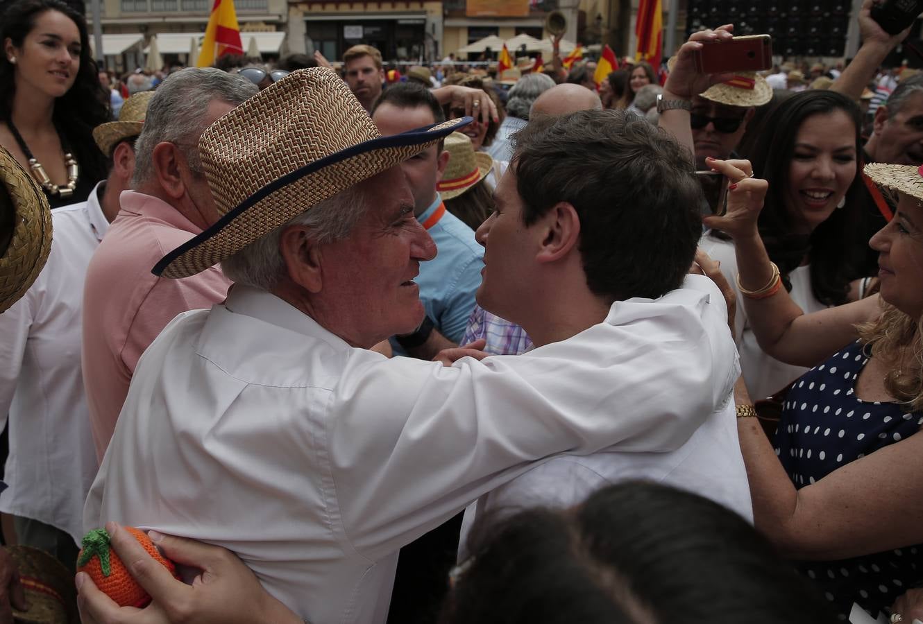 Rivera exhibe «patriotismo» en Málaga para contrarrestar el golpe de efecto de Sánchez