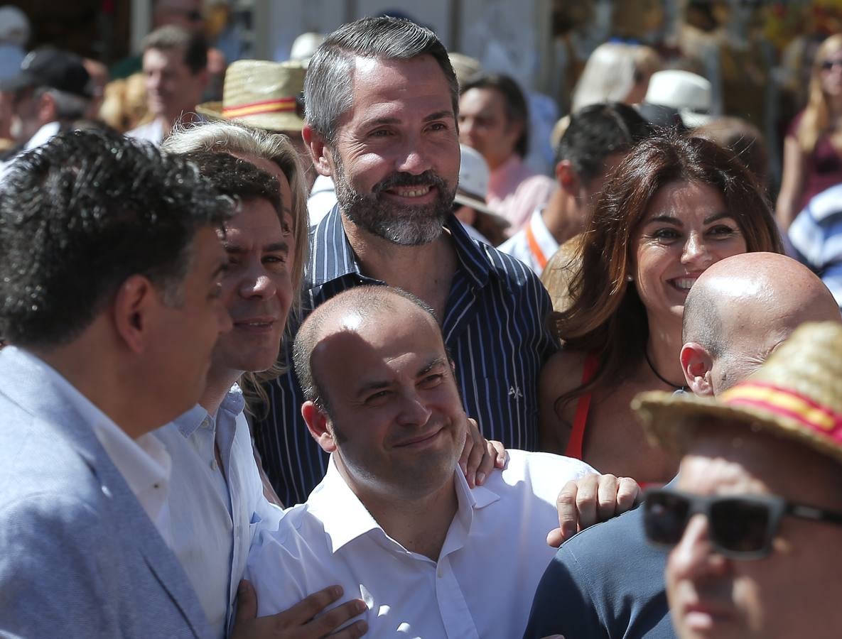 Rivera exhibe «patriotismo» en Málaga para contrarrestar el golpe de efecto de Sánchez