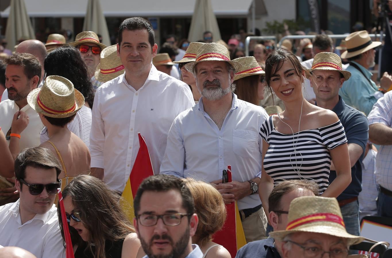 Rivera exhibe «patriotismo» en Málaga para contrarrestar el golpe de efecto de Sánchez