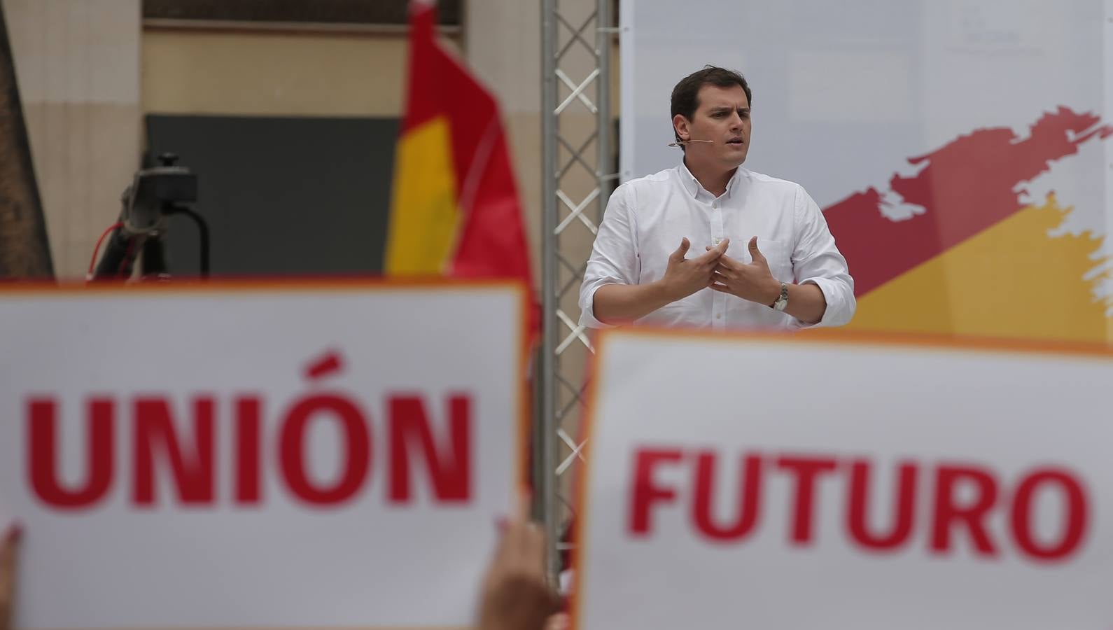 Rivera exhibe «patriotismo» en Málaga para contrarrestar el golpe de efecto de Sánchez