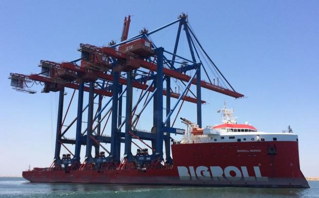 Las tres nuevas grúas de contenedores, a bordo del barco que las trae a Málaga desde Egipto. 