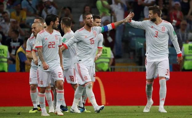 Jugadores de España celebrando el gol