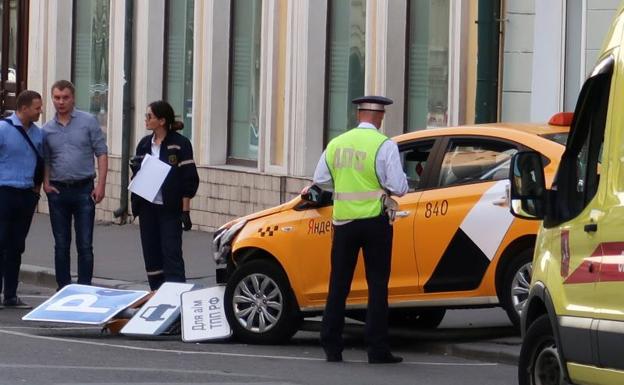 Imagen del taxi que ha arrollado a varias personas este sábado en Moscú.
