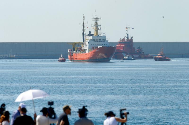 Aplausos y muestras de alegría de los inmigrantes a su llegada a España