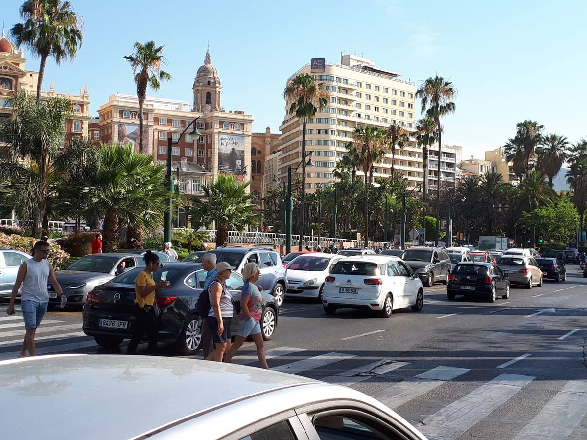 Caravanas de vehículos tanto en el Paseo del Parque como en el de los Curas en sentido oeste