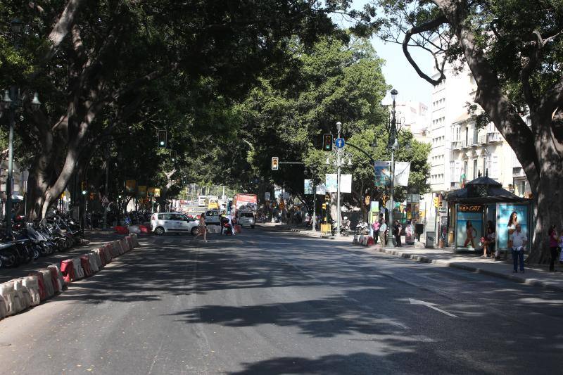 Caravanas de vehículos tanto en el Paseo del Parque como en el de los Curas en sentido oeste