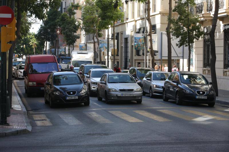 Caravanas de vehículos tanto en el Paseo del Parque como en el de los Curas en sentido oeste