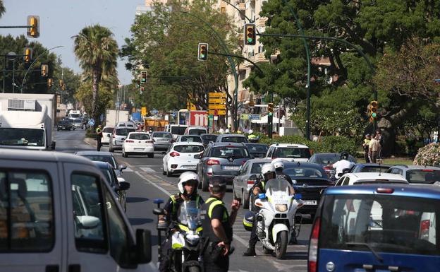 El eje de la avenida Manuel Agustín Heredia se vio especialmente colapsado al tener que canalizar los vehículos procedentes del paseo del Parque. 