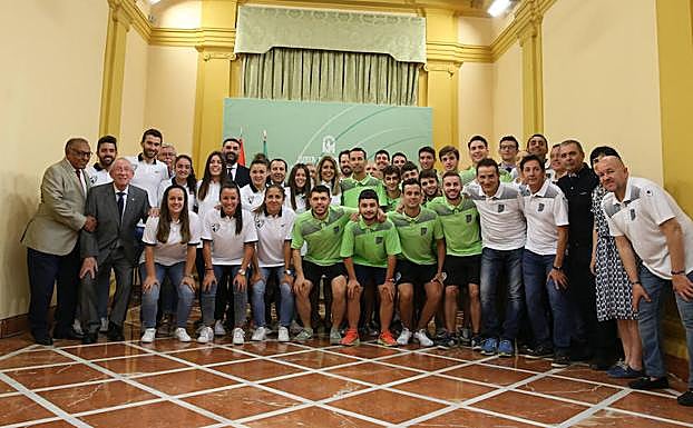 Foto de familia del UMA Antequera y el Málaga femenino con la presidenta de la Junta de Andalucía. 