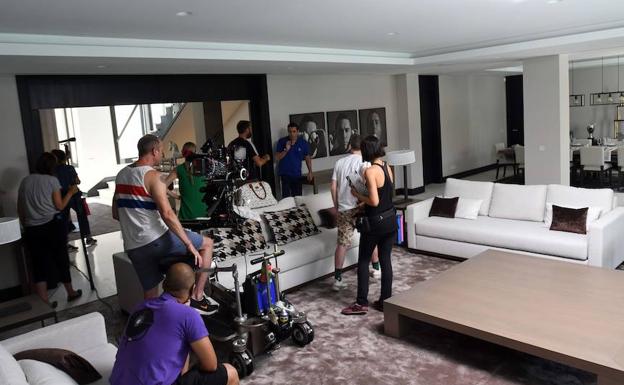 Rodaje de una escena en una villa de lujo, ayer, en Guadalmina.