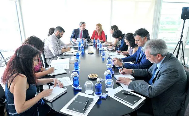 Gaspar Sáez y Sara Ramis, al fondo y en el centro, presentaron ayer las novedades del grupo Barceló en Andalucía. 