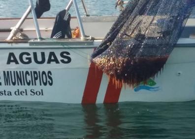 Imagen secundaria 1 - Imágenes aportadas por la empresa que se encarga de la limpieza del agua de la zona de baño en la Axarquía, Servimar.