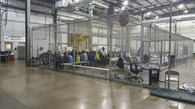 Enjaulados. Un grupo de inmigrantes ilegales, confinados entre rejas en un centro de detención de la ciudad texana de McAllen. :: AFP