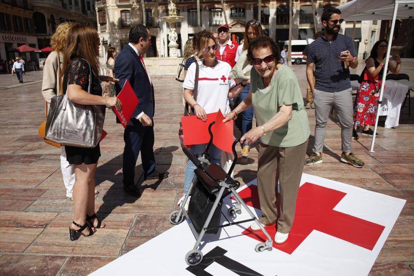 Cruz Roja ha desarrollado esta mañana una jornada de visibilización con motivo de la iniciativa 'El Corazón de Málaga', un proyecto con el que se pretende rendir homenaje tanto al personal voluntario como a los ciudadanos malagueños que contribuyen en los proyectos sociales de la provincia y la ciudad. Por este motivo, se ha elaborado en la Plaza de la Constitución una cruz humana compuesta por más de 100 personas mayores y personas con discapacidad que atiende la institución, para posteriormente desarrollar y difundir una campaña para dar a conocer las actividades que realizan en la ciudad.