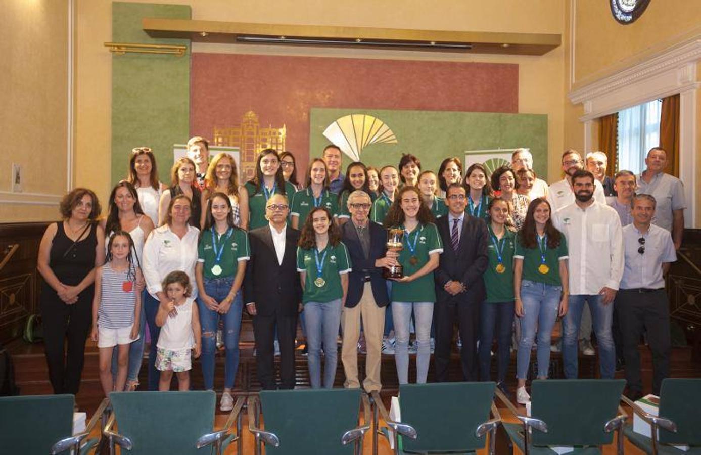 El presidente de la Fundación Unicaja, Braulio Medel, ha presidido la recepción del equipo infantil femenino del Unicaja que se proclamó campeón de España el pasado fin de semana. En el acto, las jugadoras han recibido unos regalos por su gran temporada y han brindado la Copa conseguida.