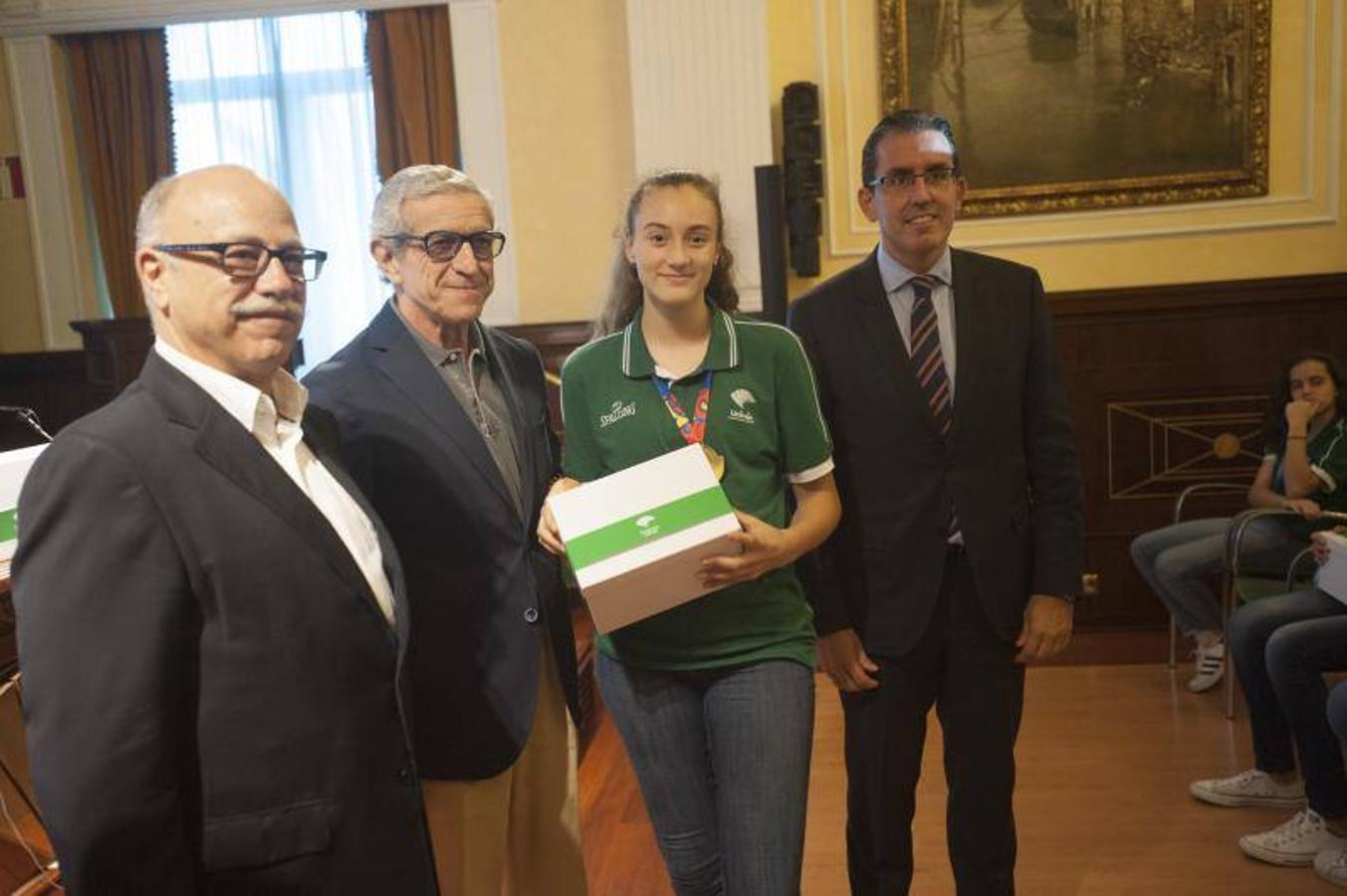 El presidente de la Fundación Unicaja, Braulio Medel, ha presidido la recepción del equipo infantil femenino del Unicaja que se proclamó campeón de España el pasado fin de semana. En el acto, las jugadoras han recibido unos regalos por su gran temporada y han brindado la Copa conseguida.