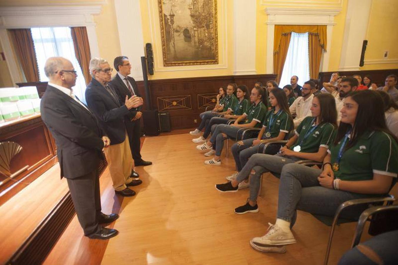 El presidente de la Fundación Unicaja, Braulio Medel, ha presidido la recepción del equipo infantil femenino del Unicaja que se proclamó campeón de España el pasado fin de semana. En el acto, las jugadoras han recibido unos regalos por su gran temporada y han brindado la Copa conseguida.