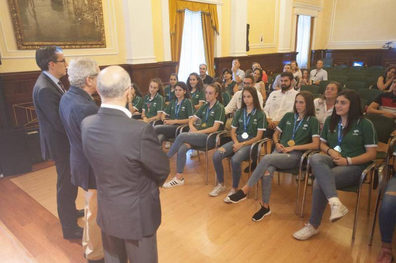 El presidente de la Fundación Unicaja, Braulio Medel, ha presidido la recepción del equipo infantil femenino del Unicaja que se proclamó campeón de España el pasado fin de semana. En el acto, las jugadoras han recibido unos regalos por su gran temporada y han brindado la Copa conseguida.