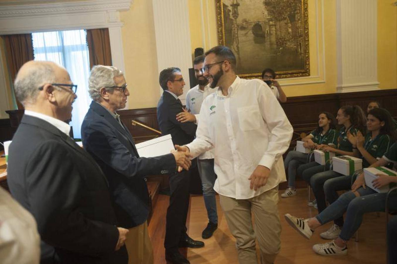 El presidente de la Fundación Unicaja, Braulio Medel, ha presidido la recepción del equipo infantil femenino del Unicaja que se proclamó campeón de España el pasado fin de semana. En el acto, las jugadoras han recibido unos regalos por su gran temporada y han brindado la Copa conseguida.