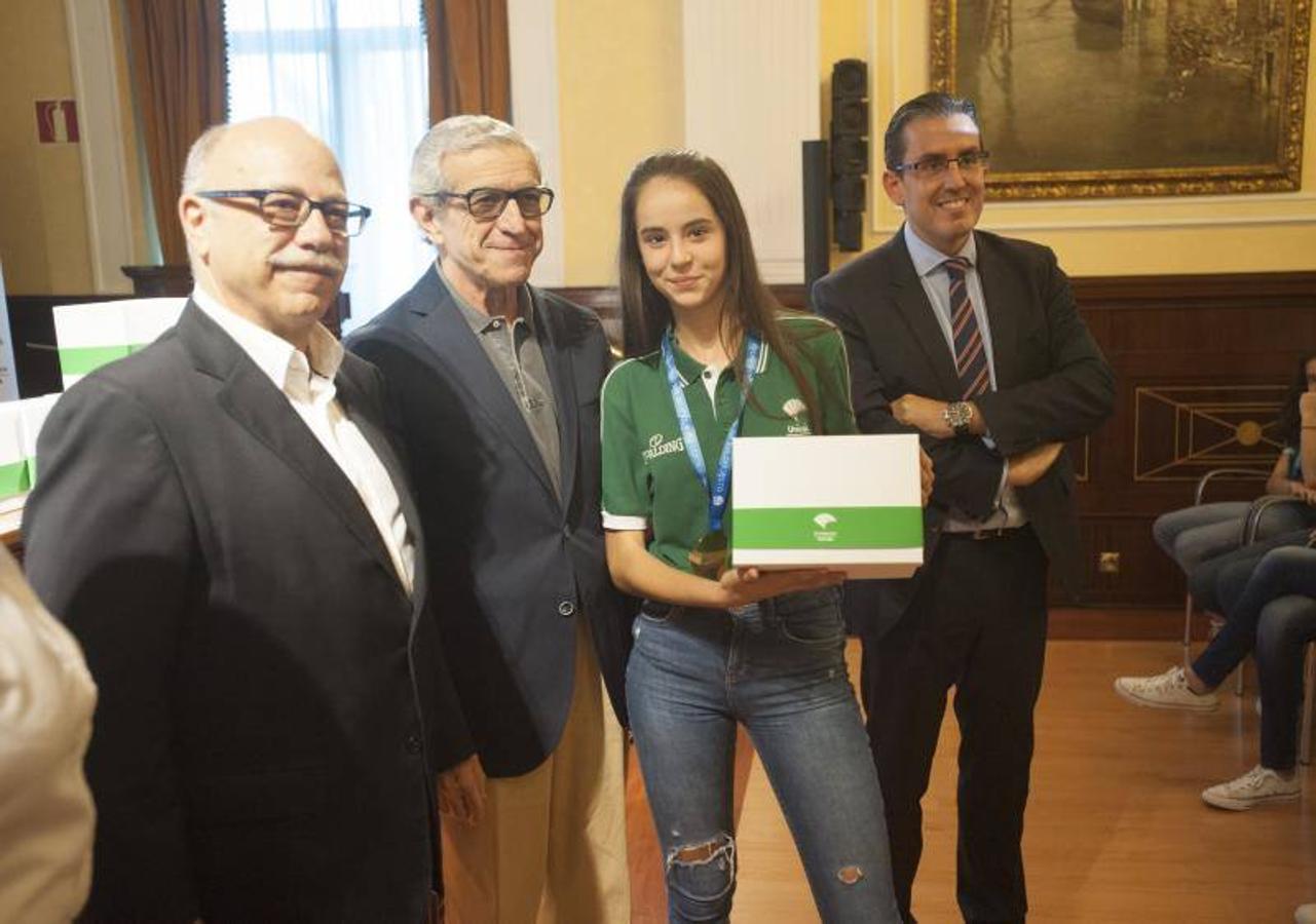 El presidente de la Fundación Unicaja, Braulio Medel, ha presidido la recepción del equipo infantil femenino del Unicaja que se proclamó campeón de España el pasado fin de semana. En el acto, las jugadoras han recibido unos regalos por su gran temporada y han brindado la Copa conseguida.