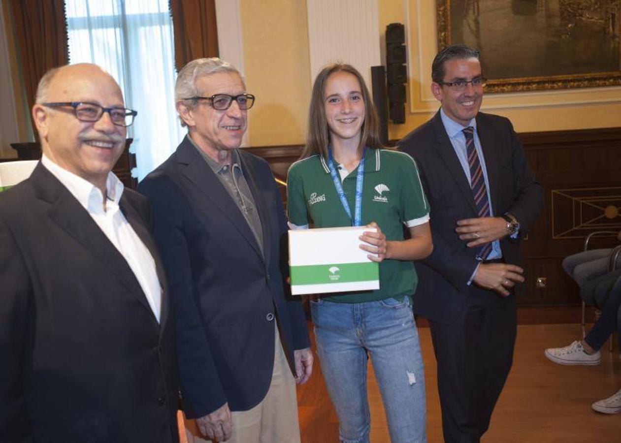 El presidente de la Fundación Unicaja, Braulio Medel, ha presidido la recepción del equipo infantil femenino del Unicaja que se proclamó campeón de España el pasado fin de semana. En el acto, las jugadoras han recibido unos regalos por su gran temporada y han brindado la Copa conseguida.