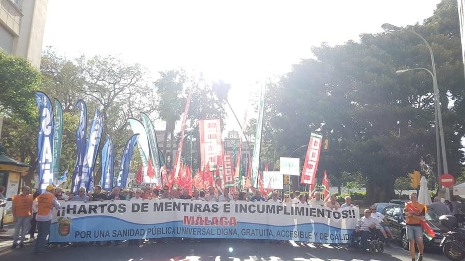 Unas 2.500 personas han participado en la tarde de este jueves en una manifestación en la que sindicalistas, asociaciones de vecinos y de pacientes, colegios profesionales, trabajadores, distintos colectivos y ciudadanos en general han dirigido sus quejas contra la Consejería de Salud y el SAS por la falta de personal y de medios en hospitales y centros de atención primaria, así como por no poner freno a las listas de espera quirúrgicas y diagnósticas. Igualmente, se han exigido distintas infraestructuras sanitarias, entre ellas un hospital de 800 camas en Málaga, la mejora de las condiciones de los centros de salud, la construcción de un CHARE en la zona este de la capital, la reforma integral del Marítimo de Torremolinos y que el Hospital del Guadalhorce funcione el cien por cien, entre otras cuestiones. La protesta se ha llevado a cabo bajo el lema 'Hartos de mentiras e incumplimientos'.