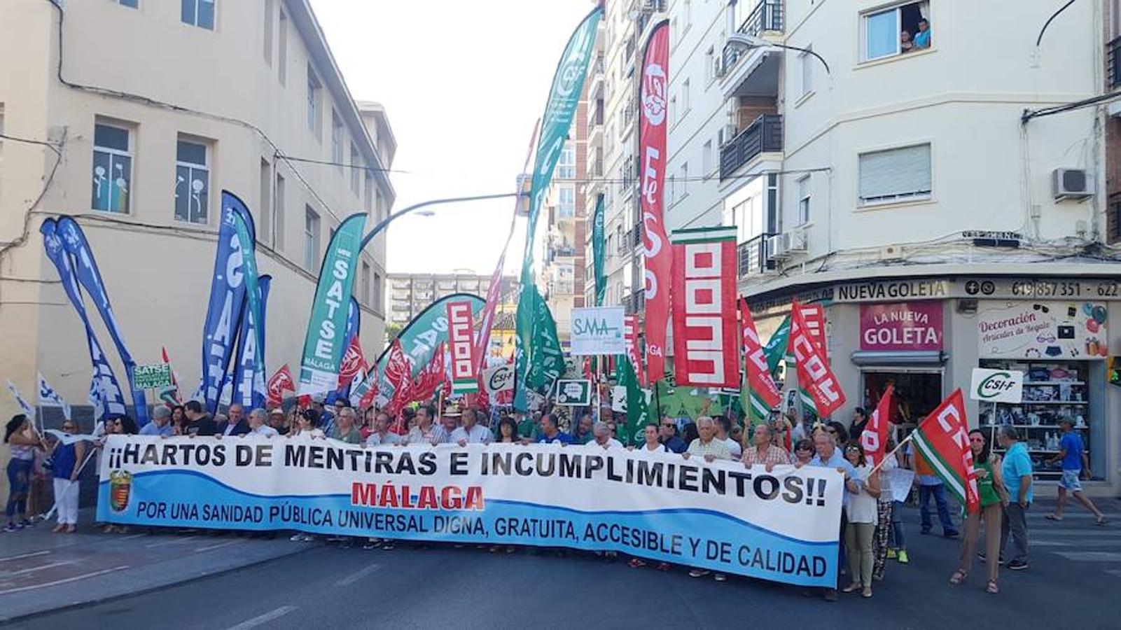 Unas 2.500 personas han participado en la tarde de este jueves en una manifestación en la que sindicalistas, asociaciones de vecinos y de pacientes, colegios profesionales, trabajadores, distintos colectivos y ciudadanos en general han dirigido sus quejas contra la Consejería de Salud y el SAS por la falta de personal y de medios en hospitales y centros de atención primaria, así como por no poner freno a las listas de espera quirúrgicas y diagnósticas. Igualmente, se han exigido distintas infraestructuras sanitarias, entre ellas un hospital de 800 camas en Málaga, la mejora de las condiciones de los centros de salud, la construcción de un CHARE en la zona este de la capital, la reforma integral del Marítimo de Torremolinos y que el Hospital del Guadalhorce funcione el cien por cien, entre otras cuestiones. La protesta se ha llevado a cabo bajo el lema 'Hartos de mentiras e incumplimientos'.