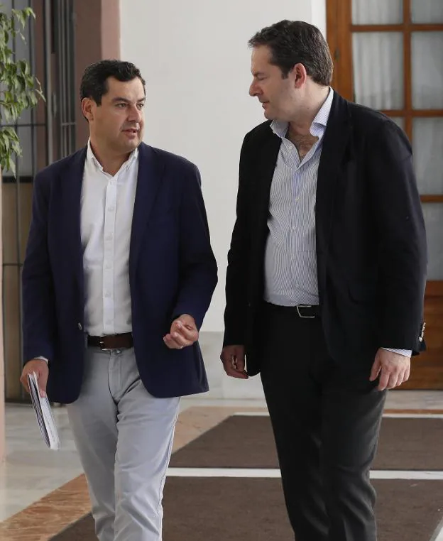 Juanma Moreno, conversando este miércoles con el presidente del PP de Córdoba, Adolfo Molina. :: efe