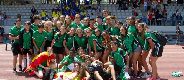 Los equipos masculino y femenino, con las medallas en Avilés. :: sur