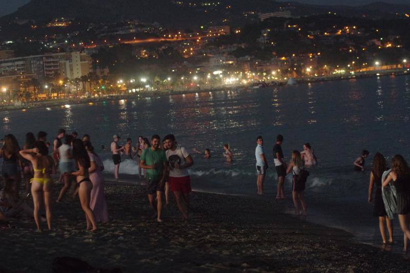 Imágenes de los malagueños en la playa de La Malagueta, donde hubo música en directo