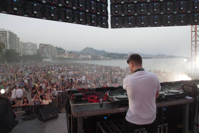 Imágenes de los malagueños en la playa de La Malagueta, donde hubo música en directo