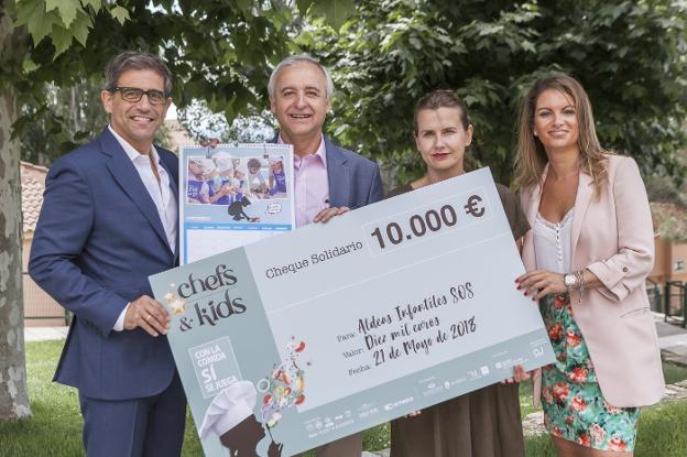 Entrega del donativo y el calendario solidario 2019. :: sur

