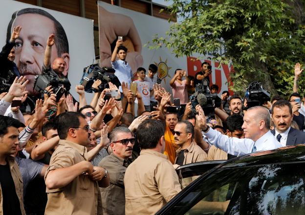 Recep Tayyip Erdogan saluda a sus seguidores tras votar en Estambul. :: Alkis Konstantinidis / reuters